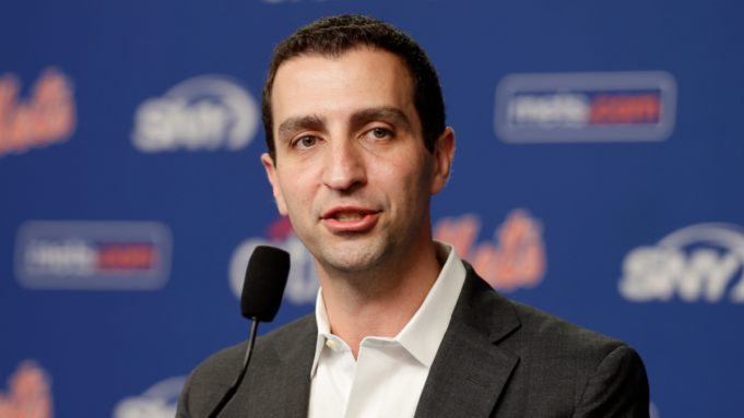 O executivo do Mets, David Stearns, recebe voto de confiança do proprietário Steve Cohen, apesar das falhas da equipe em 2026
