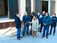 O prefeito Fuentes e o ministro Benavente supervisionaram o andamento do Teatro del Pueblo