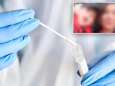 A boca da mãe foi limpa por investigadores depois que seu filho, de 4 anos, foi encontrado morto em um possível ato de canibalismo