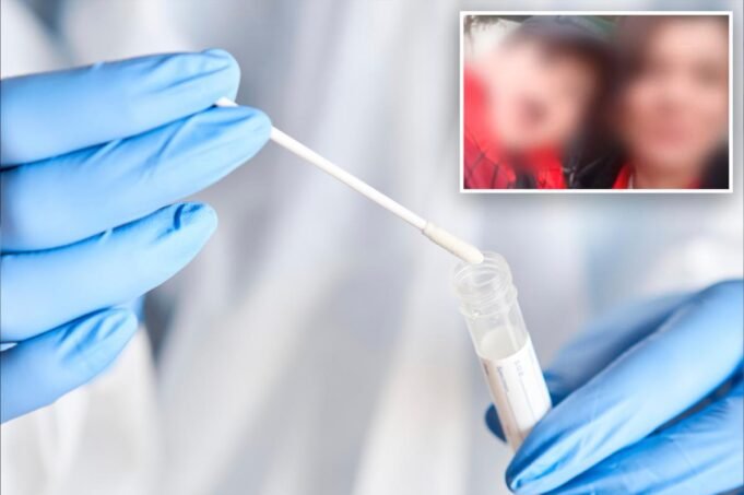 A boca da mãe foi limpa por investigadores depois que seu filho, de 4 anos, foi encontrado morto em um possível ato de canibalismo A boca da mãe foi limpa por investigadores depois que seu filho, de 4 anos, foi encontrado morto em um possível ato de canibalismo