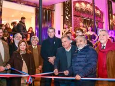 O prefeito Fuentes liderou a inauguração e reforma do Teatro del Pueblo