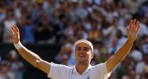 O curinga britânico continua a saga e enfrenta Zverev nas semifinais. Muchova derrotou Gauff.