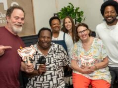 Rainn Wilson e outras estrelas de ‘The Office’ se reúnem na inauguração da loja HoneyBaked de Leslie David Baker