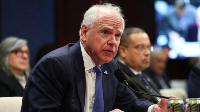 Tim Walz considera cruel a decisão da Suprema Corte contra atletas transgêneros Tim Walz considera cruel a decisão da Suprema Corte contra atletas transgêneros