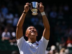 Vencedor de Wimbledon em pontos após quebrar troféu acidentalmente