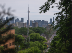 Tiroteio irrompe em um festival de rua em Toronto, deixando pelo menos duas pessoas mortas e outras três feridas