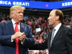 Lee Greenwood estava orgulhoso de se apresentar com Trump no evento de 4 de julho