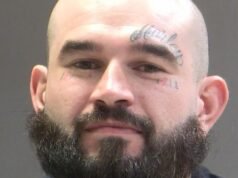Um homem escondido na casa de sua mãe em Tigard. Depois de agredir casal romântico é preso