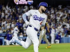 Os Dodgers superaram o fraco desempenho de Roki Sasaki para vencer os Padres