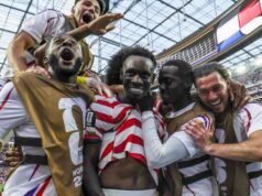No aniversário da América, o time de futebol americano representa os sonhos de seus fundadores
