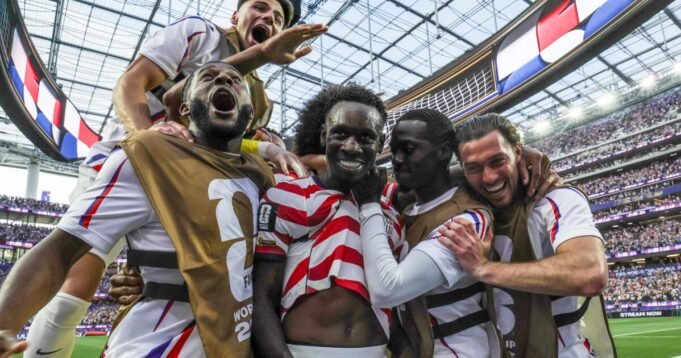 No aniversário da América, o time de futebol americano representa os sonhos de seus fundadores