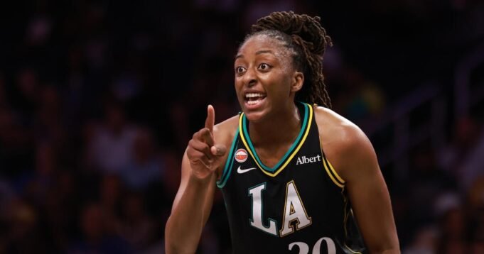 Os dois gols de Nneka Ogwumike levaram os Sparks à vitória sobre o Sky Os dois gols de Nneka Ogwumike levaram os Sparks à vitória sobre o Sky