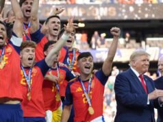 Trump permaneceu estranho muito depois de entregar o troféu da Copa do Mundo à Espanha