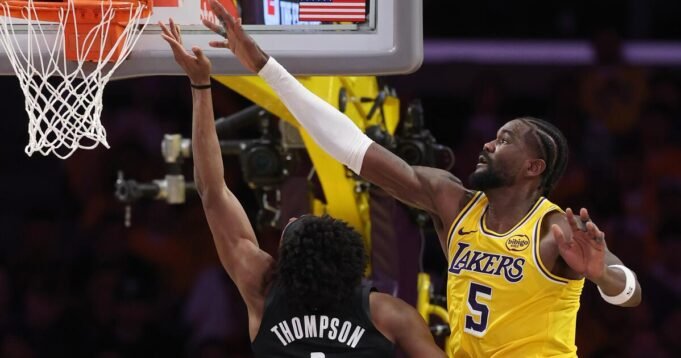 Lakers trocam Deandre Ayton com Wizards por Jaden Hardy, escolhas de draft Lakers trocam Deandre Ayton com Wizards por Jaden Hardy, escolhas de draft