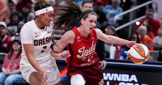 A estrela quente Caitlin Clark jogará esta noite contra o Sparks