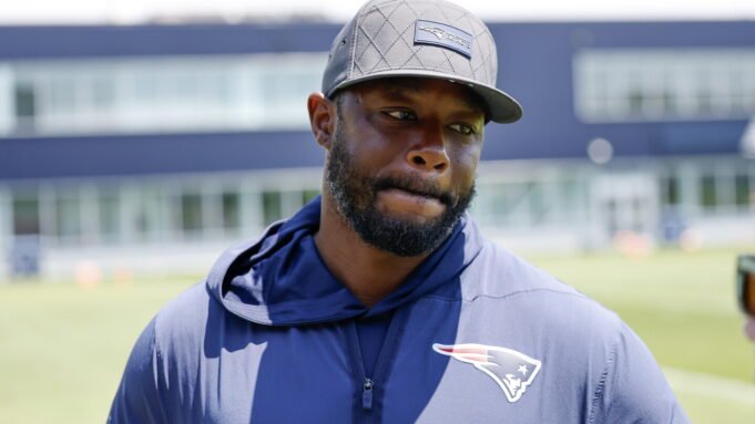 O assistente do Patriots, Thomas Brown, diz que a NFL não contratar um novo técnico negro é frustrante O assistente do Patriots, Thomas Brown, diz que a NFL não contratar um novo técnico negro é frustrante