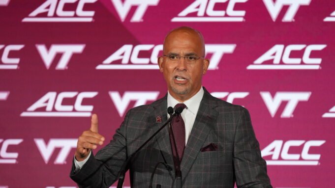Virginia Tech contratou James Franklin para revitalizar o futebol. Isso faz parte da melhoria geral do atletismo dos Hokies Virginia Tech contratou James Franklin para revitalizar o futebol. Isso faz parte da melhoria geral do atletismo dos Hokies