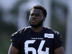 Texans assinam escolha de quarta rodada, Febechi Nwaiwu