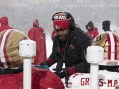 O técnico de defesa dos 49ers, KJ Wright, pretende se tornar coordenador defensivo