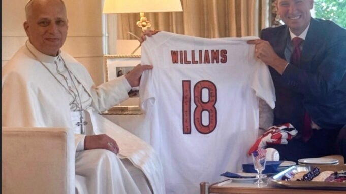Caleb Williams enviou uma camisa autografada ao Papa Leo de Chicago Caleb Williams enviou uma camisa autografada ao Papa Leo de Chicago