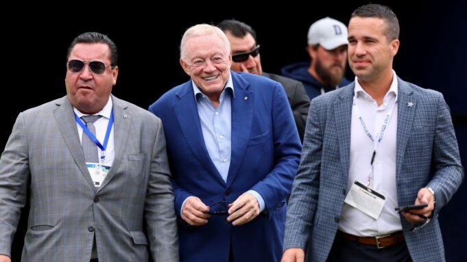 Jerry Jones foi vaiado durante a semifinal da Copa do Mundo no AT&T Stadium