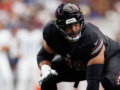 Cardinals OL Isaiah Adams treina apesar da recente prisão