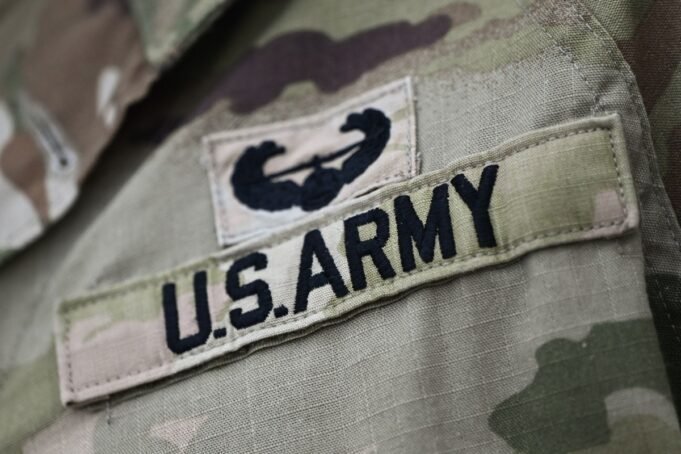 Hacktivistas chamam Trump de hackear e desfigurar sites do Exército Hacktivistas chamam Trump de hackear e desfigurar sites do Exército