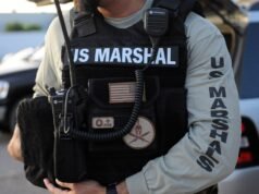 Um homem da Louisiana foi acusado do assassinato de um vice-marechal dos EUA. enquanto estamos de frente um para o outro