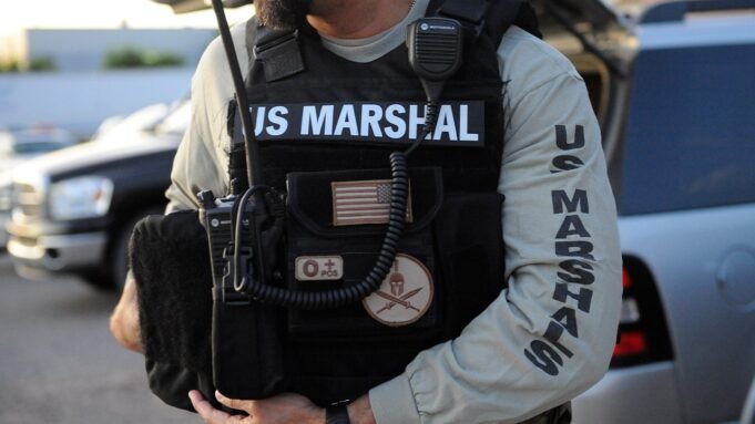 Um homem da Louisiana foi acusado do assassinato de um vice-marechal dos EUA. enquanto estamos de frente um para o outro Um homem da Louisiana foi acusado do assassinato de um vice-marechal dos EUA. enquanto estamos de frente um para o outro