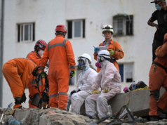 O número de mortos sobe para 4.118 enquanto as equipes limpam os destroços