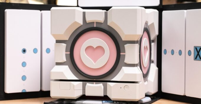 O cubo era uma mentira. Dê uma olhada mais de perto no Dbrand Companion Cube antes que ele quebre O cubo era uma mentira. Dê uma olhada mais de perto no Dbrand Companion Cube antes que ele quebre