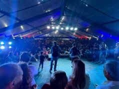 Uma procissão de cordas e caudas inicia as festividades com música e tradição em Santiago del Estero.