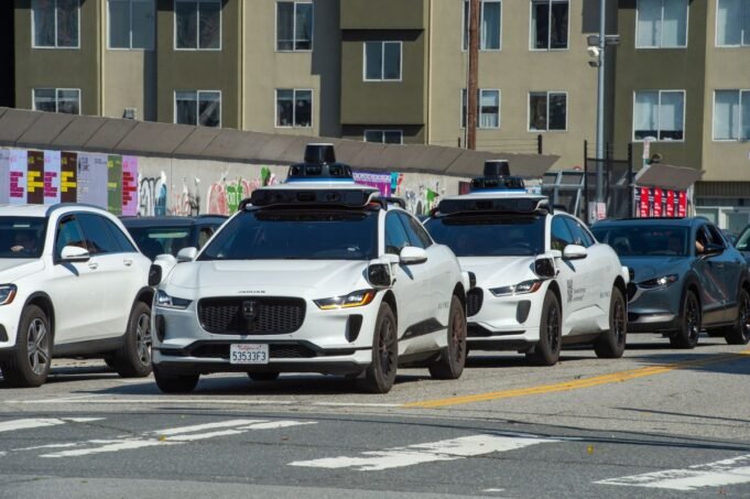 Prefeito de São Francisco pressiona por regras mais duras após fiasco no trânsito da Waymo Prefeito de São Francisco pressiona por regras mais duras após fiasco no trânsito da Waymo