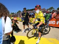 ‘Melhor prevenir do que remediar’ – Jonas Vingegaard usa máscara no Tour de France para tentar evitar repetição de doenças da Vuelta e do Giro