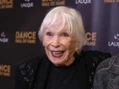 Shirley MacLaine, 92, fez uma rara aparição em uma mensagem de vídeo para os fãs Shirley MacLaine, 92, Makes Extremely Rare Appearance in Video Message to Fans
