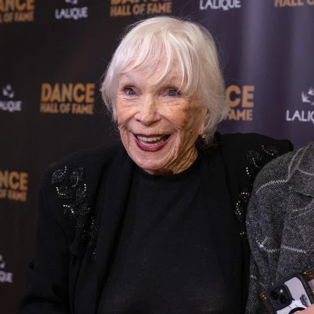 Shirley MacLaine, 92, fez uma rara aparição em uma mensagem de vídeo para os fãs Shirley MacLaine, 92, fez uma rara aparição em uma mensagem de vídeo para os fãs