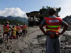 O número de mortos na enchente do Nepal-Tibete ultrapassa 470 enquanto a barreira do lago ameaça Death toll from Nepal-Tibet flood surpasses 470 as barrier lake threatens