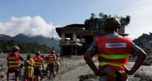 O número de mortos na enchente do Nepal-Tibete ultrapassa 470 enquanto a barreira do lago ameaça Death toll from Nepal-Tibet flood surpasses 470 as barrier lake threatens