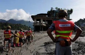 O número de mortos na enchente do Nepal-Tibete ultrapassa 470 enquanto a barreira do lago ameaça Death toll from Nepal-Tibet flood surpasses 470 as barrier lake threatens