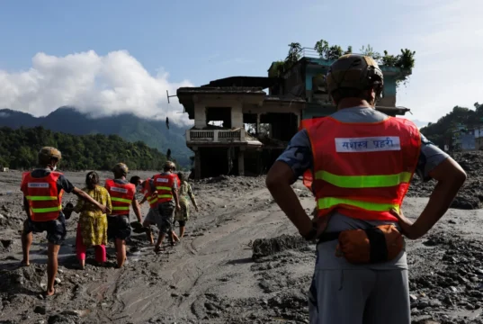 O número de mortos na enchente do Nepal-Tibete ultrapassa 470 enquanto a barreira do lago ameaça Death toll from Nepal-Tibet flood surpasses 470 as barrier lake threatens