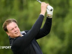 Um em 322 bilhões – O jogador de golfe do clube e ex-parceiro do quarteto Tommy Fleetwood faz oito birdies em nove buracos One in 322 billion - club golfer and ex-Tommy Fleetwood foursomes partner makes eight birdies in nine holes