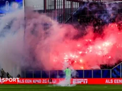 Torcedores do SC Cambuur sofrem queimaduras e ferimentos nos olhos depois que torcedores do Feyenoord soltaram fogos de artifício SC Cambuur fans suffer burns and eye injuries after Feyenoord supporters throw fireworks