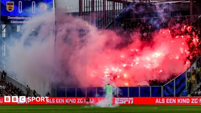 Torcedores do SC Cambuur sofrem queimaduras e ferimentos nos olhos depois que torcedores do Feyenoord soltaram fogos de artifício