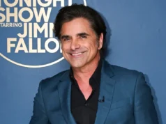 John Stamos tirou uma selfie nu para comemorar seu 63º aniversário John Stamos Strips Down for Nude Selfie to Celebrate His 63rd Birthday