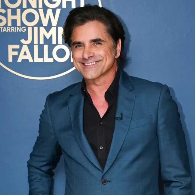 John Stamos tirou uma selfie nu para comemorar seu 63º aniversário John Stamos tirou uma selfie nu para comemorar seu 63º aniversário