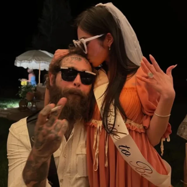 Post Malone e Kristi Lee ficaram noivos um ano depois de iniciar um relacionamento