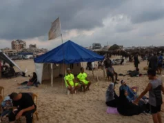 Armados com um apito, os salva-vidas de Gaza fazem o que podem para salvar os nadadores Beach watchtowers have been destroyed during Israel’s war, forcing lifeguards to use tents