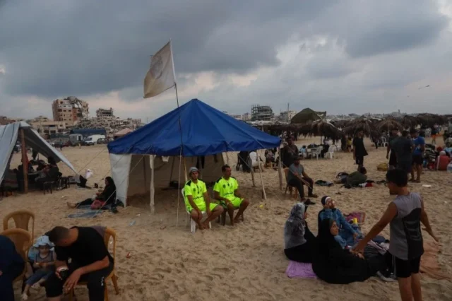 Armados com um apito, os salva-vidas de Gaza fazem o que podem para salvar os nadadores