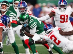 O novato dos Jets, RB Chip Trianum, foi levado ao hospital com uma lesão no pescoço Jets rookie RB Chip Trayanum transported to hospital with neck injury