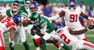 O novato dos Jets, RB Chip Trianum, foi levado ao hospital com uma lesão no pescoço Jets rookie RB Chip Trayanum transported to hospital with neck injury